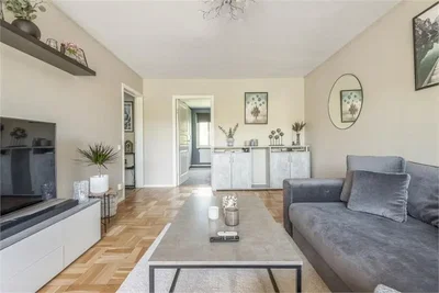 Dnevna soba; prirodno svjetlo, drveni pod, moderni stil