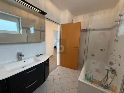 Banyo; fayans zemin, doğal ışık, tadilatlı