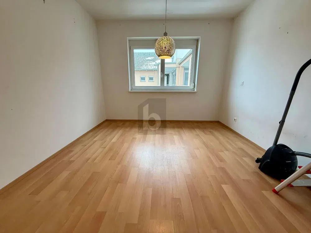 Yatak odası; ahşap zemin, doğal ışık, tadilatlı