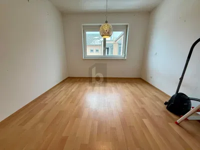 Yatak odası; ahşap zemin, doğal ışık, tadilatlı