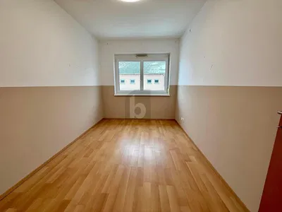 Yatak odası; ahşap zemin, doğal ışık