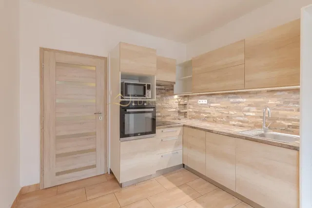 Cucina; elettrodomestici, pavimento in piastrelle, ristrutturato, luce naturale, stile moderno