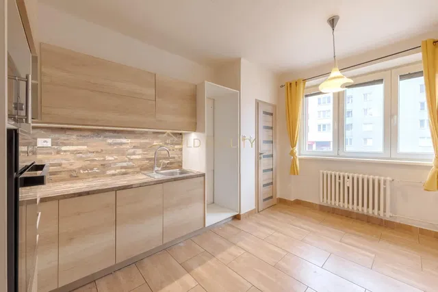 Cucina; elettrodomestici, luce naturale, stile moderno