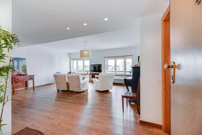 Obývací pokoj; dřevěná podlaha, přirozené světlo