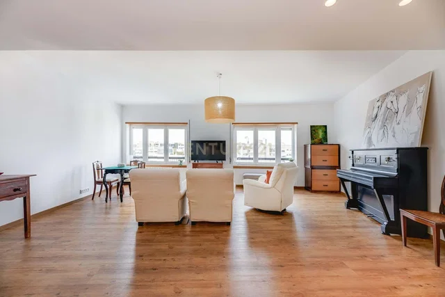 Wohnzimmer; holzboden, tageslicht, moderner stil