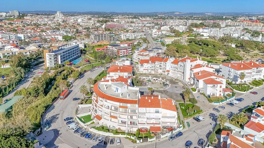 Dům a okolí; výhled