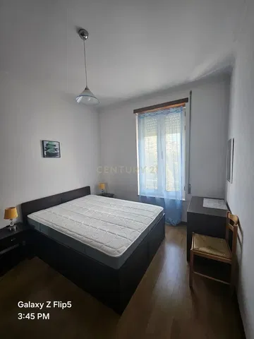 Camera da letto; luce naturale, pavimento in legno