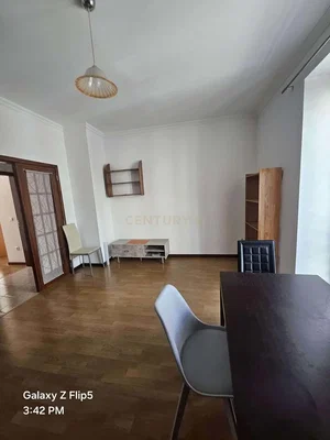 Wohnzimmer; holzboden, tageslicht