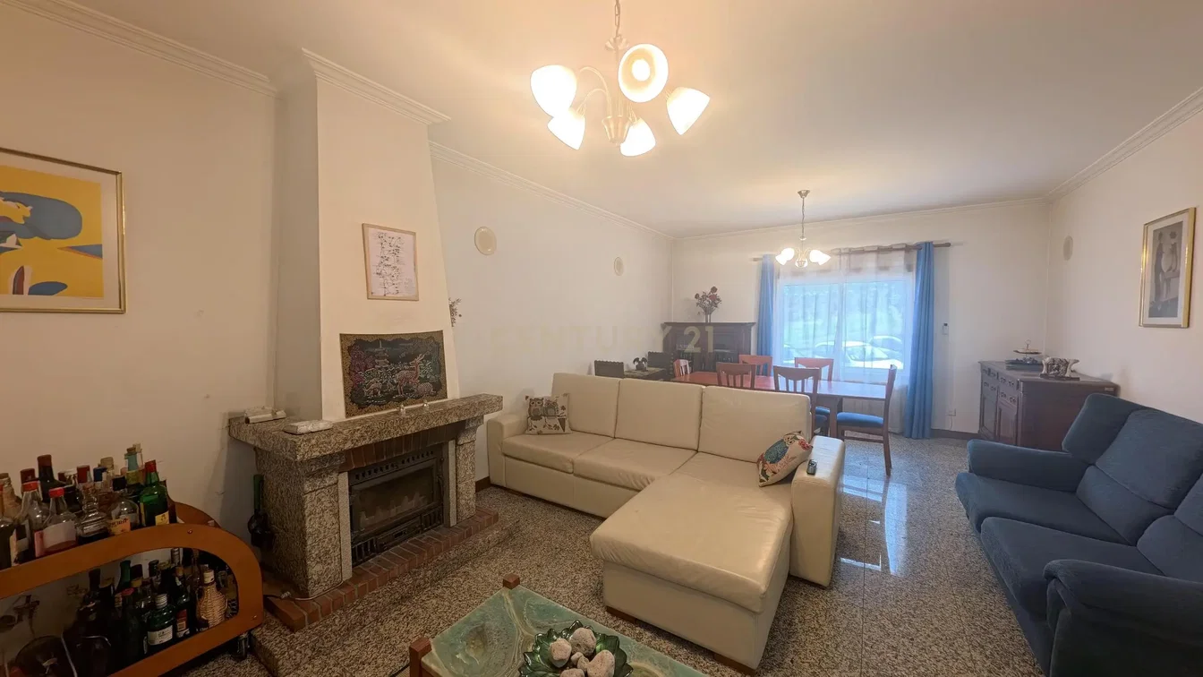 Obývací pokoj; krb, přirozené světlo