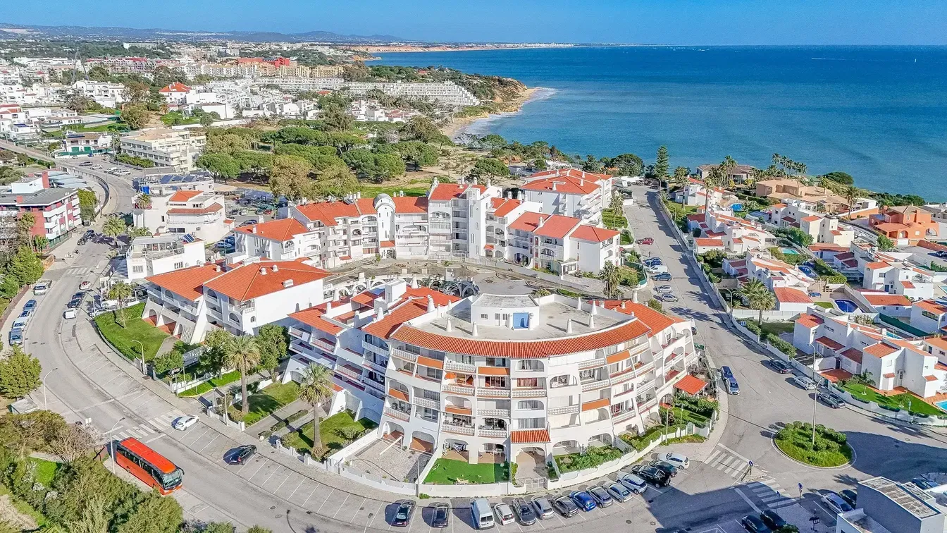 Dům a okolí; výhled