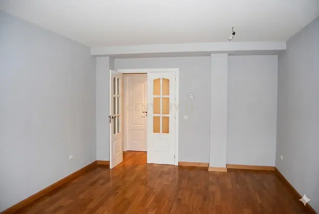 Ložnice; dřevěná podlaha, přirozené světlo