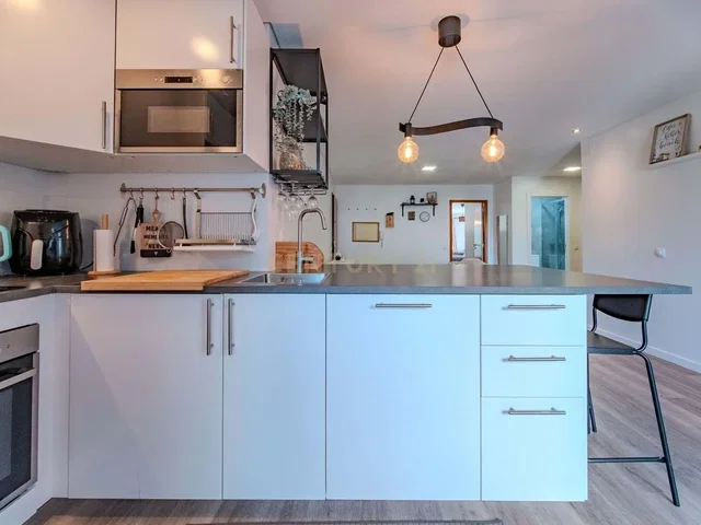 Кухиња; кухињски апарати, реновиран, природно светло