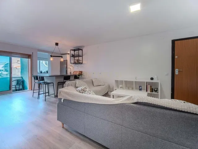 Obývací pokoj; výhled, přirozené světlo, moderní styl, dřevěná podlaha