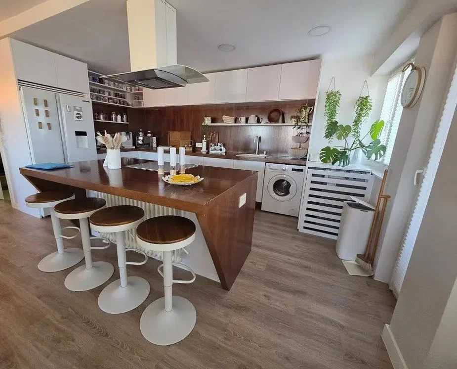 Kuchyně; kuchyňské spotřebiče, dlažba, dřevěná podlaha, přirozené světlo, moderní styl
