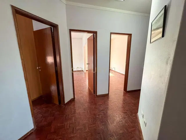 Oturma odası; ahşap zemin, tadilat gerekiyor