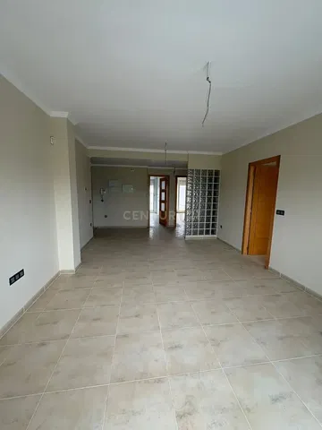 Sala de estar; chão de azulejo, luz natural