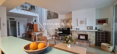 Obývací pokoj; krb, přirozené světlo, moderní styl