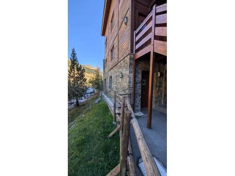 Casa e dintorni; vista, travi in legno, pavimento in legno, luce naturale