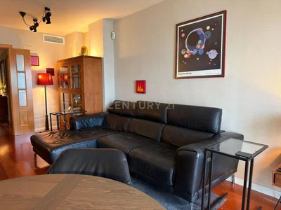 Salón; suelo de madera, estilo moderno, luz natural