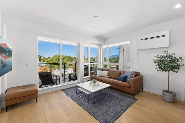 Dnevna soba; pogled, drveni pod, prirodno svjetlo, moderni stil