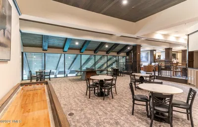 Jídelna; dřevěné trámy, vysoké stropy, přirozené světlo