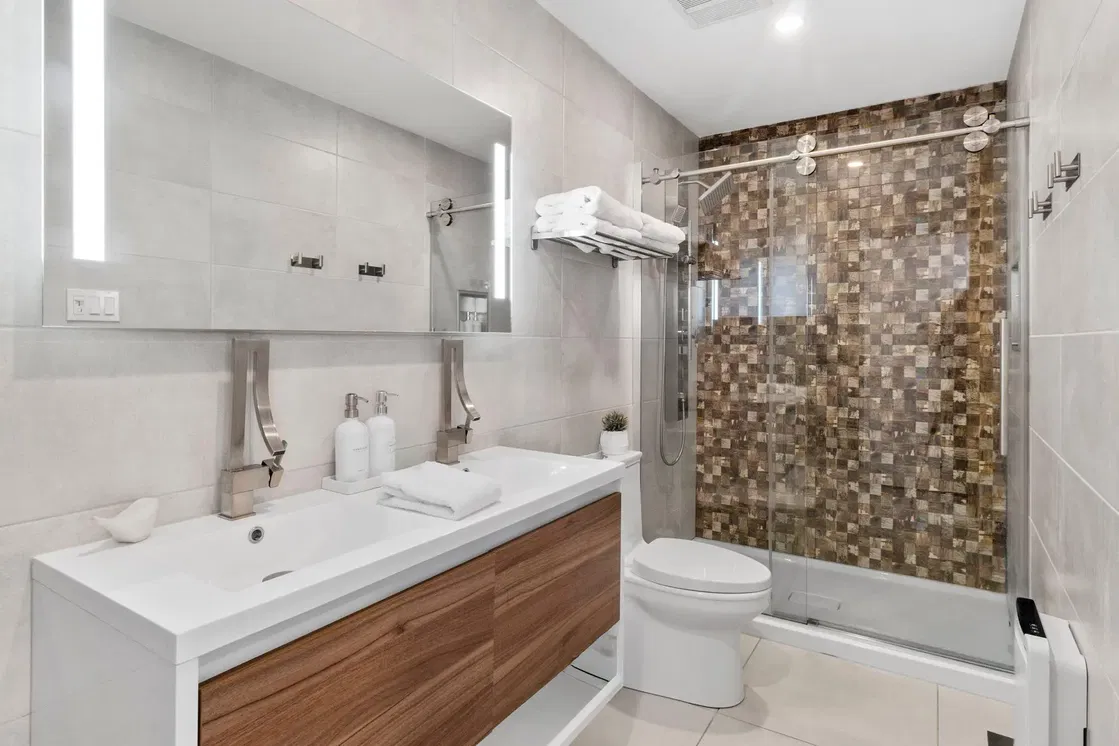 Bagno; ristrutturato, luce naturale, pavimento in piastrelle