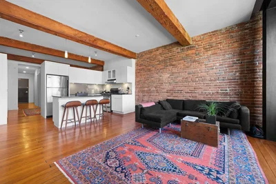 Wohnzimmer; holzbalken, holzboden, tageslicht, moderner stil