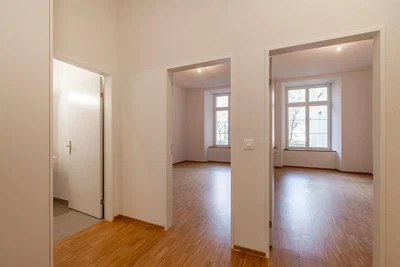 Soggiorno; pavimento in legno, luce naturale, ristrutturato