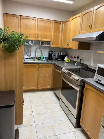 Kuhinja; kuhinjski aparati, pločice, prirodno svjetlo, moderni stil