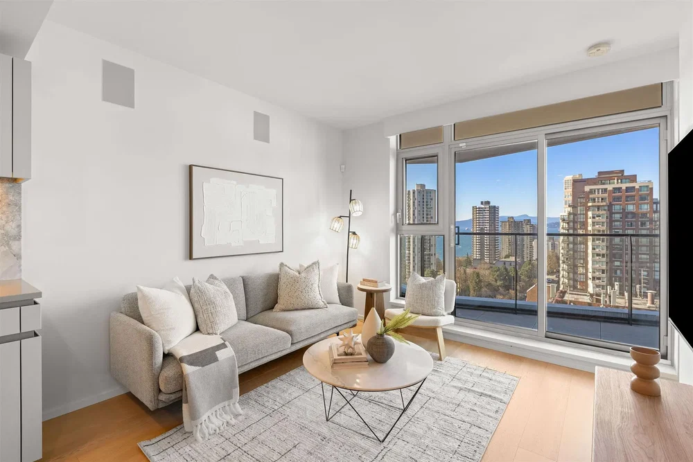 Oturma odası; manzara, ahşap zemin, doğal ışık, modern stil