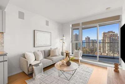 Oturma odası; manzara, ahşap zemin, doğal ışık, modern stil