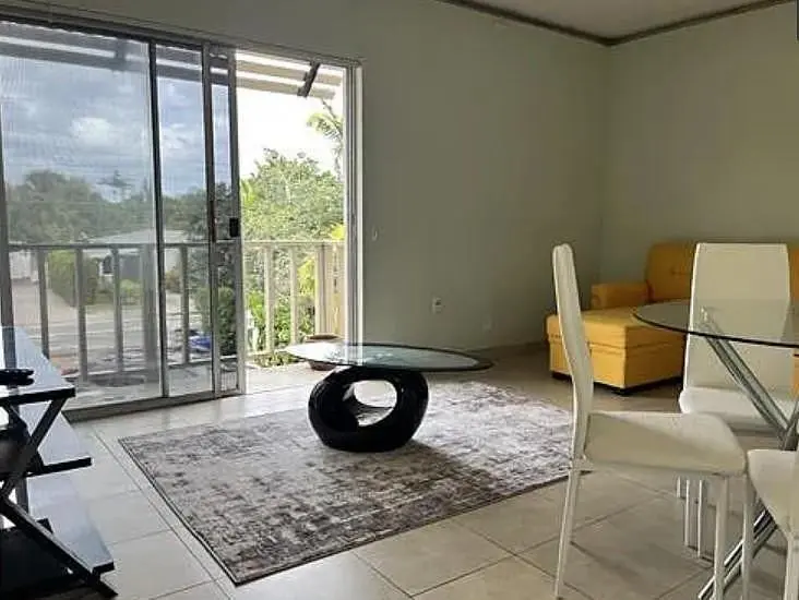 Salon; carrelage, lumière naturelle, vue