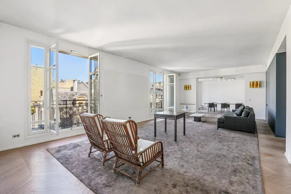 Oturma odası; manzara, ahşap zemin, doğal ışık, modern stil