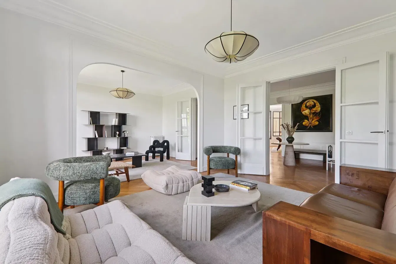 Oturma odası; doğal ışık, modern stil