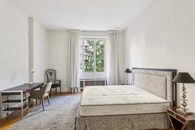 Спаваћа соба; природно светло, дрвени под