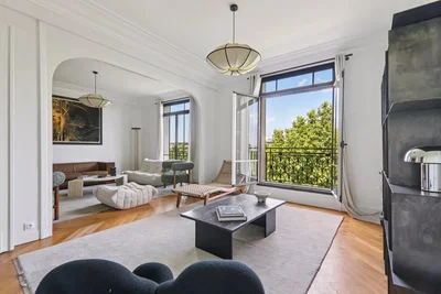 Oturma odası; manzara, doğal ışık, modern stil, ahşap zemin