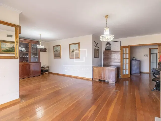 Oturma odası; ahşap zemin, rustik stil