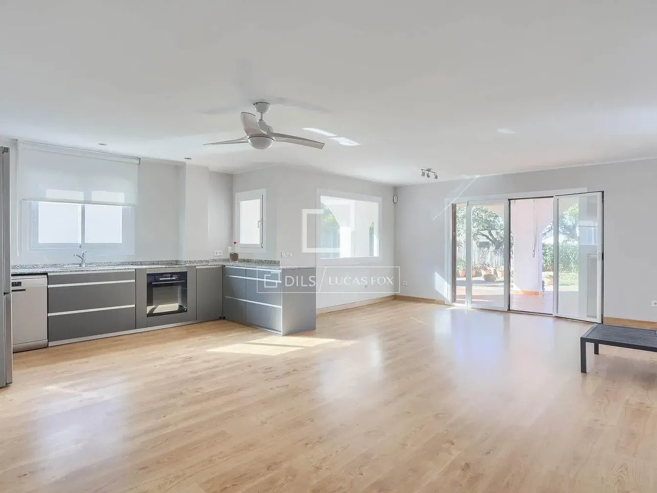 Cuisine; électroménager, lumière naturelle, parquet, rénové