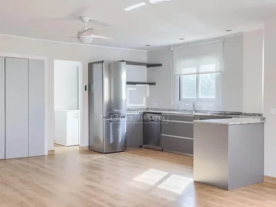 Cuisine; électroménager, parquet, lumière naturelle, rénové