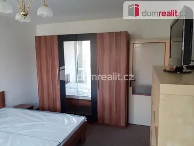 Camera da letto; pavimento in legno, luce naturale, stile moderno