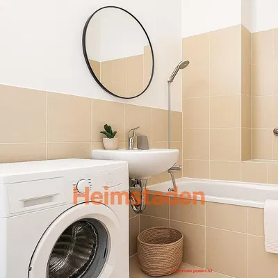 Casa de banho; chão de azulejo, renovado, luz natural