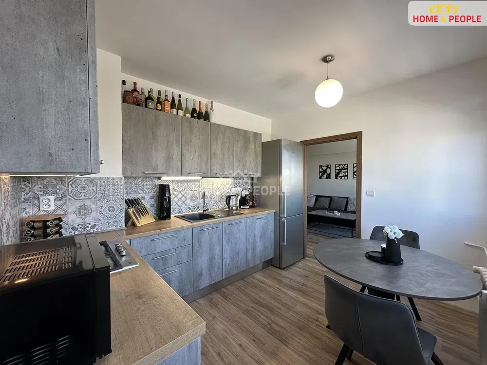 Kuchyně; kuchyňské spotřebiče, dlažba, dřevěná podlaha, přirozené světlo, moderní styl