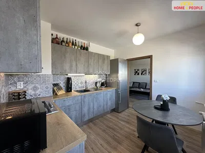 Kuchyně; kuchyňské spotřebiče, dlažba, dřevěná podlaha, přirozené světlo, moderní styl