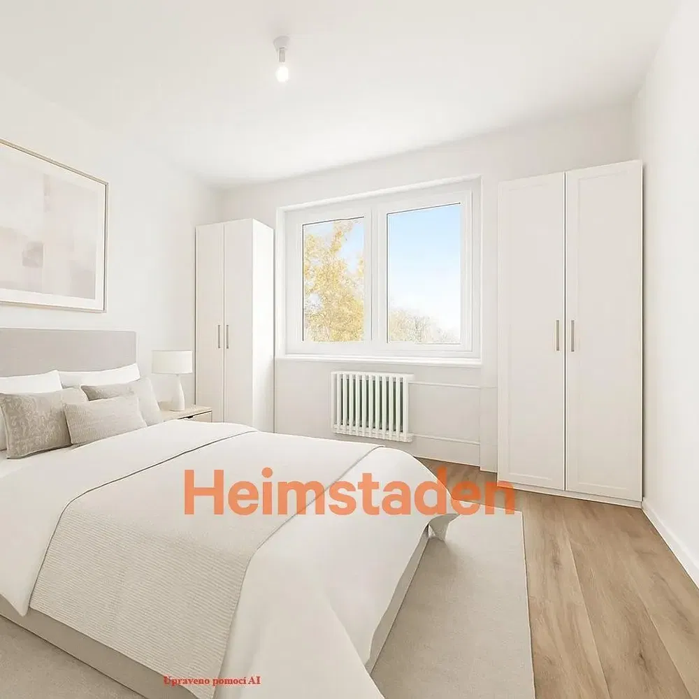 Camera da letto; luce naturale, pavimento in legno, stile moderno