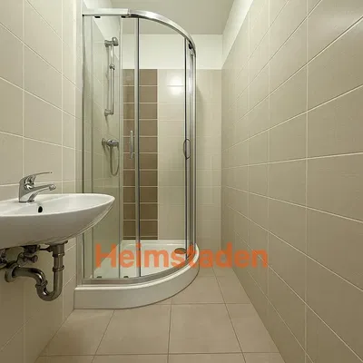 Badezimmer; fliesenboden, tageslicht, renoviert