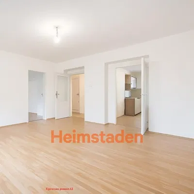 Obývací pokoj; dřevěná podlaha, přirozené světlo