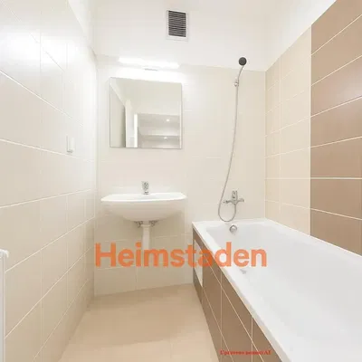 Banyo; fayans zemin, fayans zemin, doğal ışık, tadilatlı