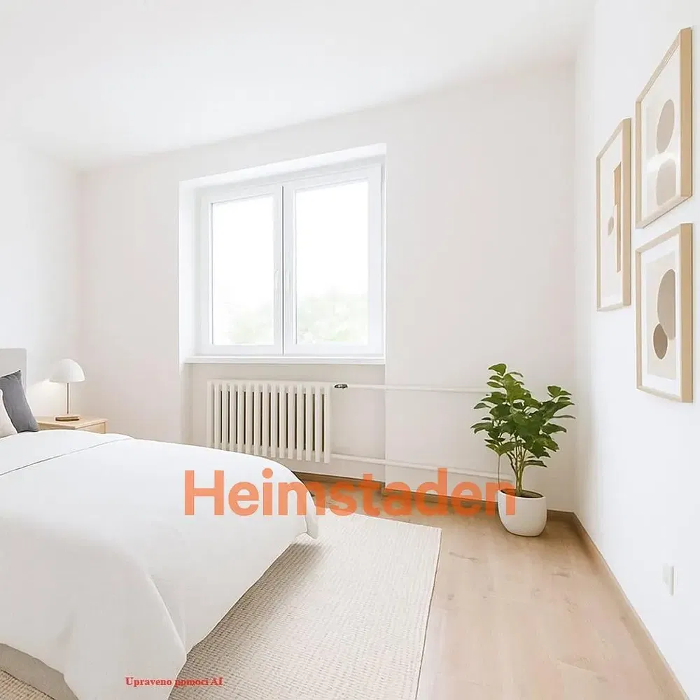 Yatak odası; doğal ışık, ahşap zemin, modern stil