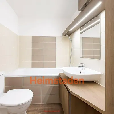 Koupelna; dlažba, po rekonstrukci, přirozené světlo, moderní styl