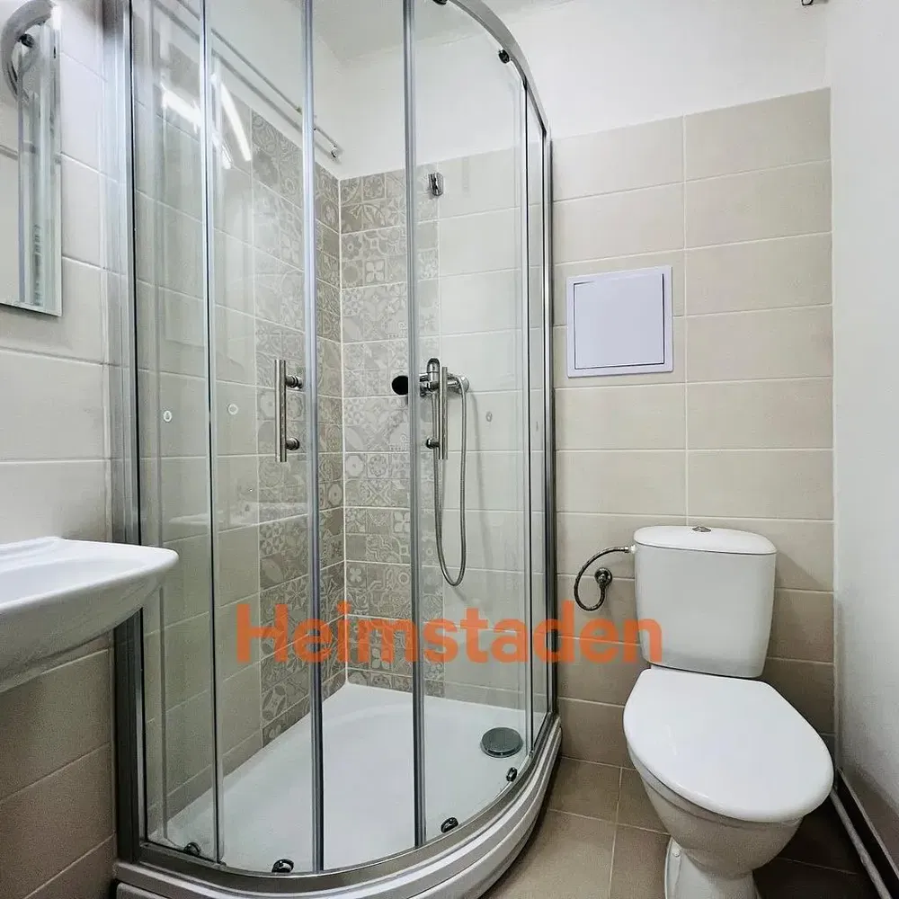 Banyo; fayans zemin, doğal ışık, tadilatlı